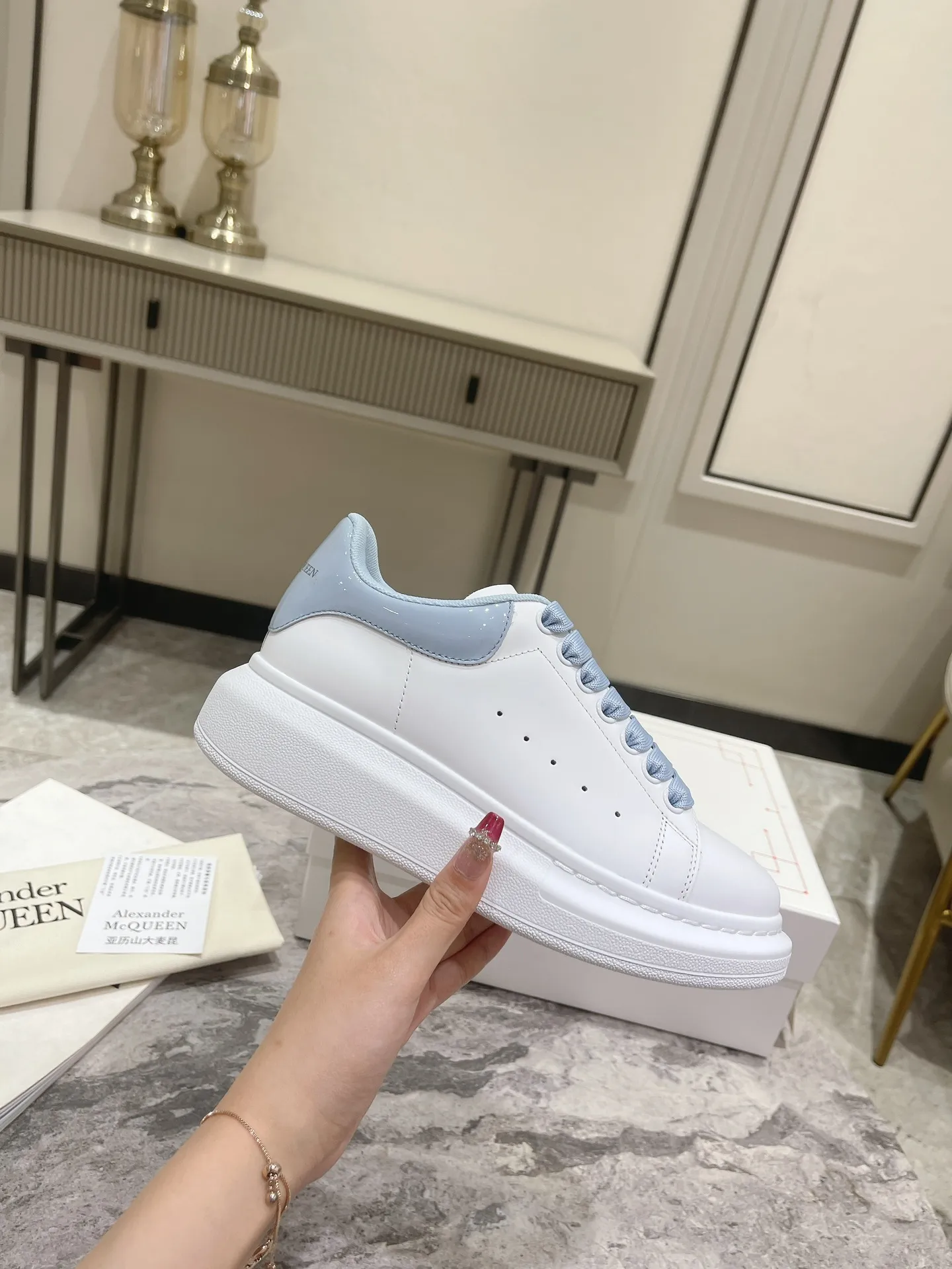 👟👟Ex-factory price 480👟👟 Women's shoes factory 𝘼𝙡𝙚𝙭𝙖𝙣𝙙𝙚𝙧 𝙈𝙘𝙌𝙪𝙚𝙚𝙣 (high-end quality colors are coming soon) ) 💛💚McQueen couple thick-soled series of white shoes 🔸Upper: top-layer waxed silk cowhide (EU 3A standard) 🔸Inner: water-dyed sheepskin 🔸Outsole: T👟👟Ex-factory price U vacuum original matte bottom Absolutely high version High cost performance Welcome to compare ✔ ❥Female size 35---40 ❥Male size 39---44 "Special size 34.45 can be customized without refund or exchange"